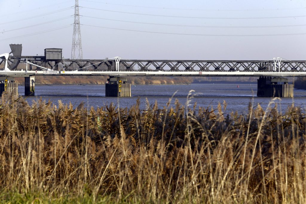 le pont ferroviaire sur l'Escaut reliant Temse à Bornhem