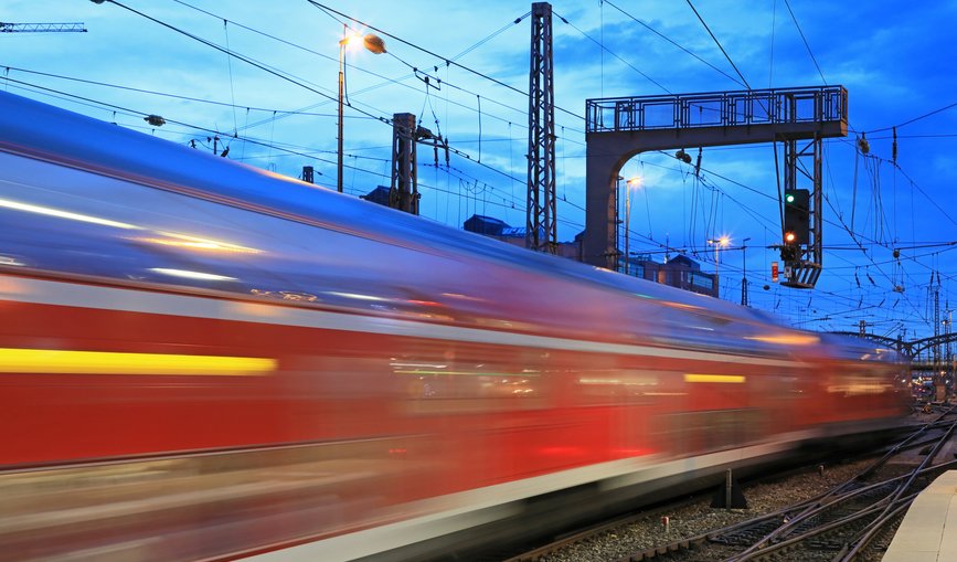 Un train de nuit rapide passe