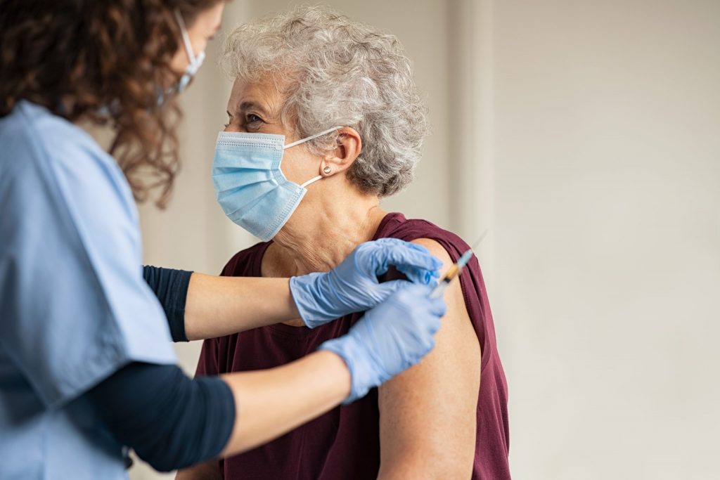 Une femme est vaccinée