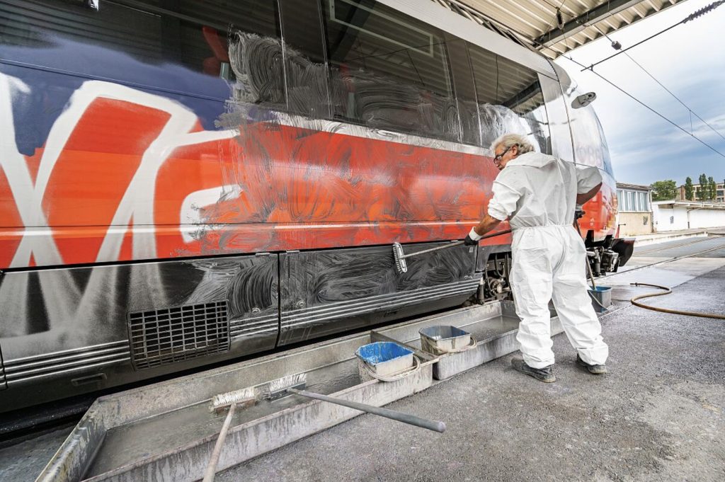 Personnel ÖBB nettoyant un train (Photo: 2023, ÖBB, Michael Fritscher)