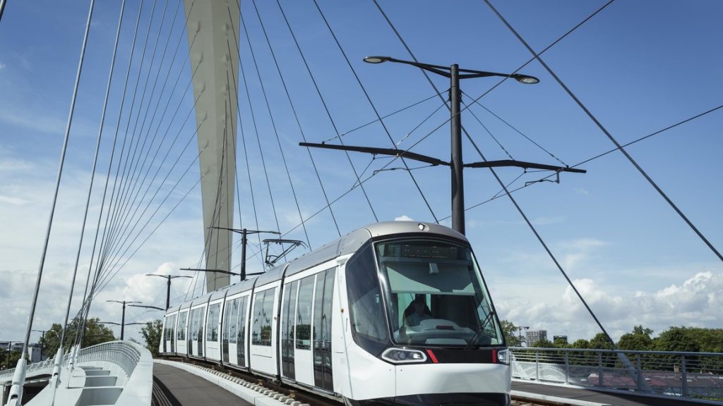 Le tramway Citadis d’Alstom traversant le pont Beatus – Rhenanus à Strasbourg. (Photo: Alstom, Arnaud Février)