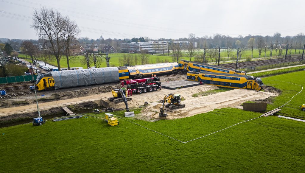 VOORSCHOTEN - Photo prise par un drone des dispositions prises par Prorail pour sauver les rames de trains de voyageurs. Une route spéciale est en cours de construction dans la prairie marécageuse adjacente. Une semaine plus tôt, un train de passagers et un train de marchandises sont entrés en collision avec une grue de construction à cet endroit. (Photo: ANP JEROEN JUMELET)