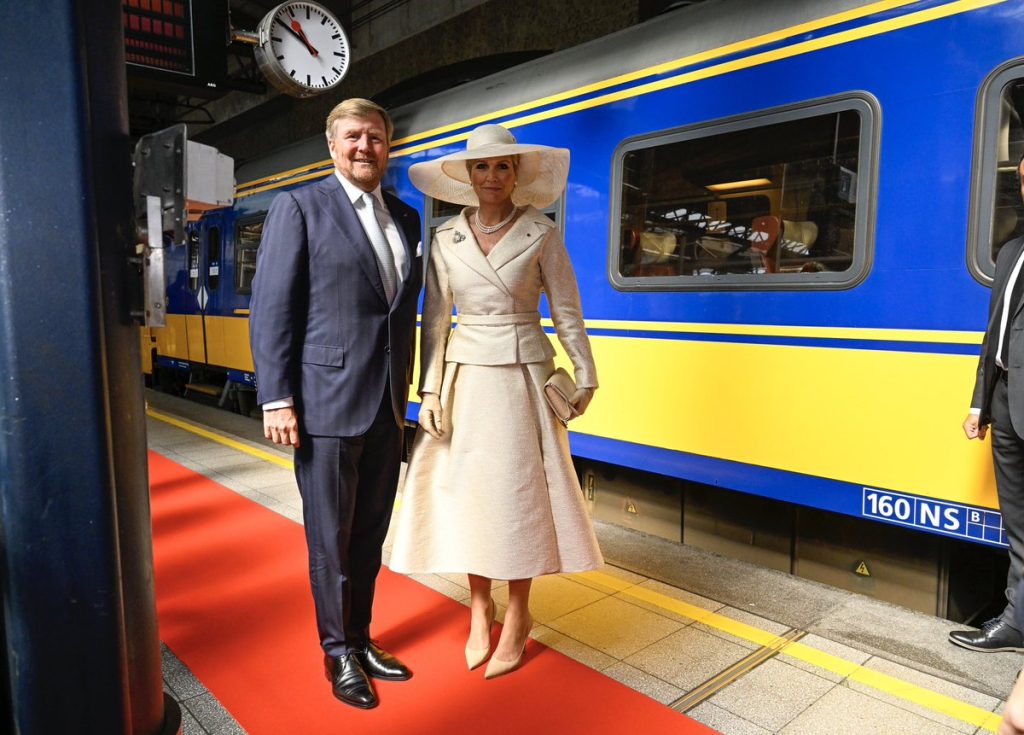 Le roi Willem-Alexander et la reine Máxima en gare de Bruxelles Midi (Twitter: @koninklijkhuis)