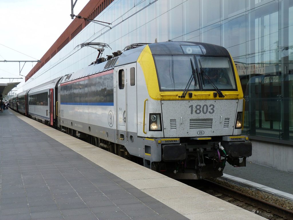 Une locomotive SNCB/NMBS T18 avec des voitures dites I11. 2011, Michiel Dumon / Wikimedia Commons