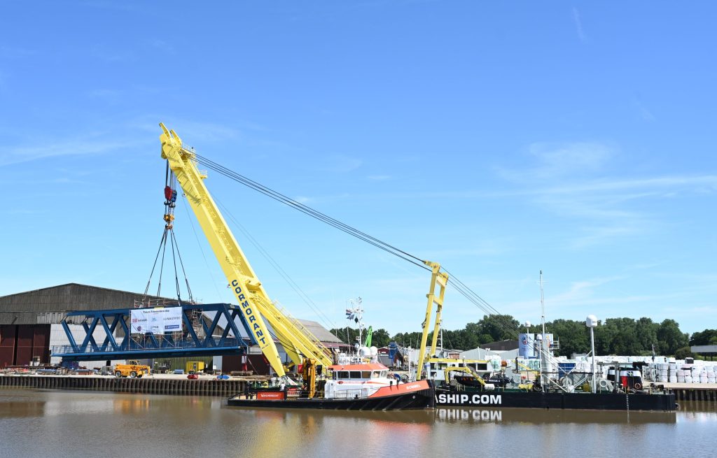 The Dutch floating crane Cromorat is on its way to Weener with the first section of the Friesenbrücke