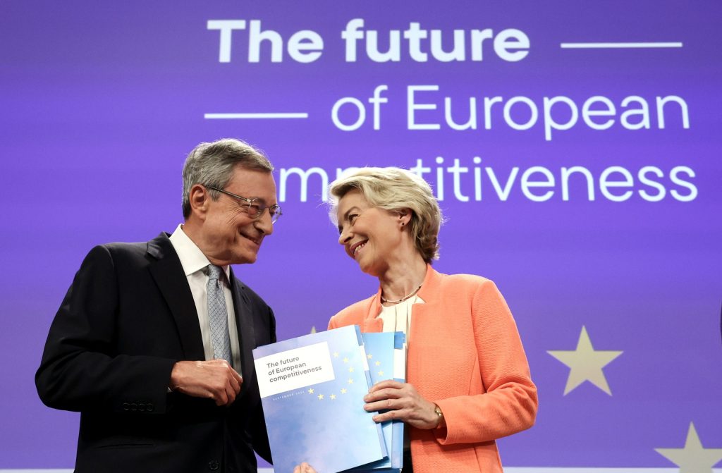 European Commission President Ursula Von der Leyen (R) and former Italian prime minister Mario Draghi.