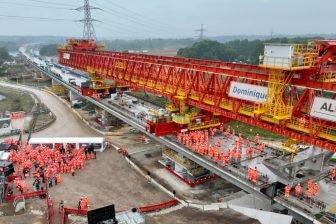 The installation of final deck segment sees the HS2 viaduct break a 137-year old record.