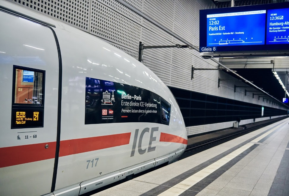 The first ICE (ICE 3 series 407) of the new direct Berlin–Paris connection.