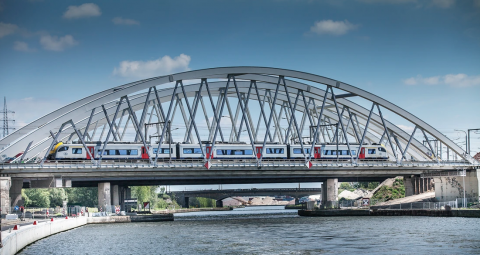 Belgische trein op spoorbrug