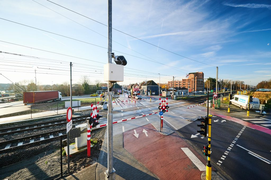 Overweg Oudegem uitgerust met flitscamera’s om verkeersveiligheid te verbeteren