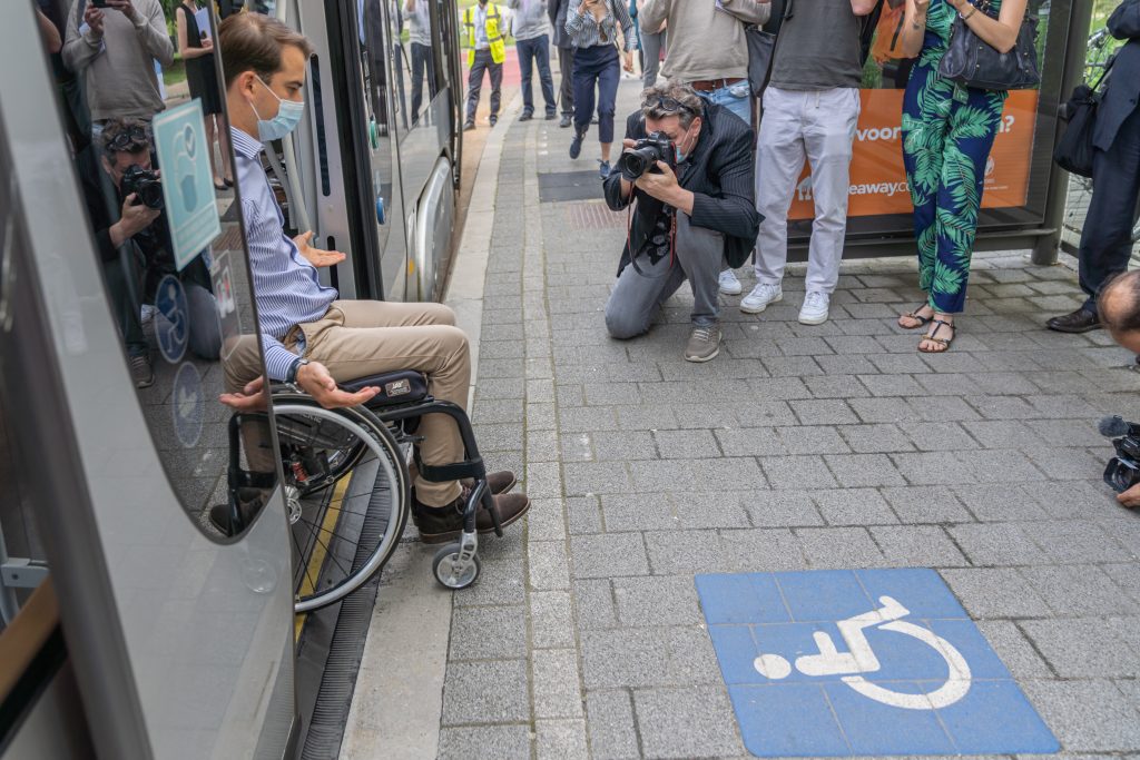 De MIVB installeert perronranden voor rolstoelgebruikers