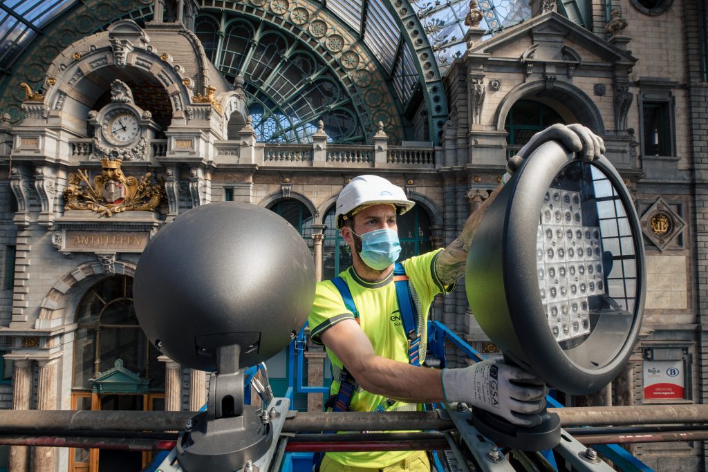 NMBS plaatst LED lampen in centraal station Antwerpen