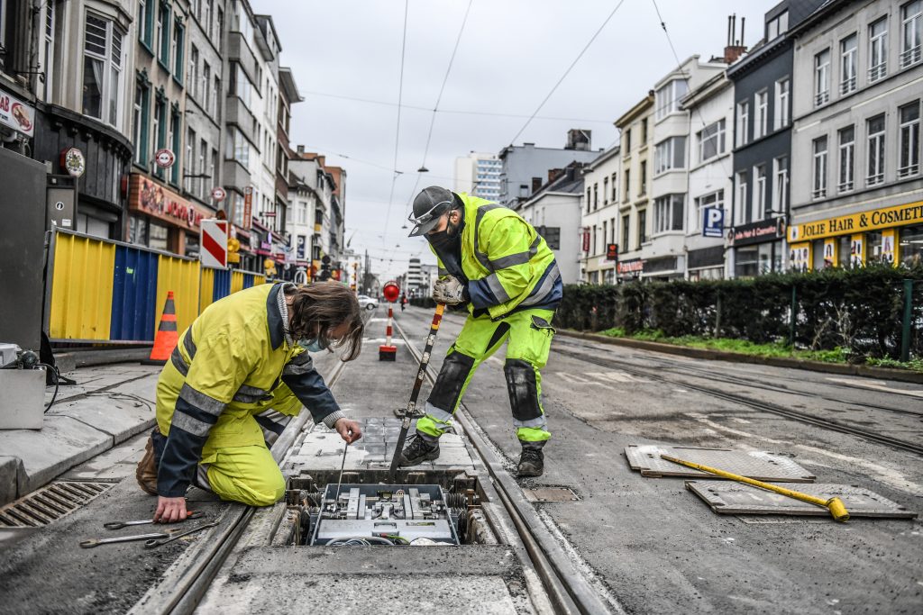 Technici werken aan sporen De Lijn