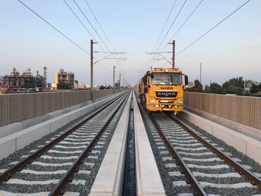 Een voertuig van Vossloh op het spoor