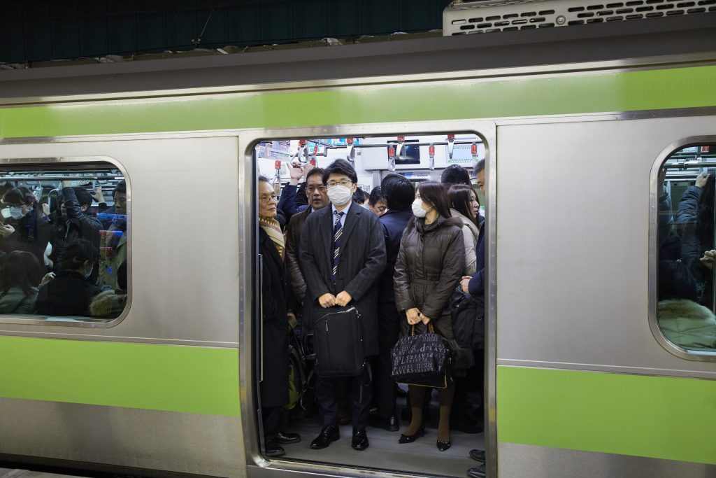 Reizigers in een trein in Tokio, foto: ANP