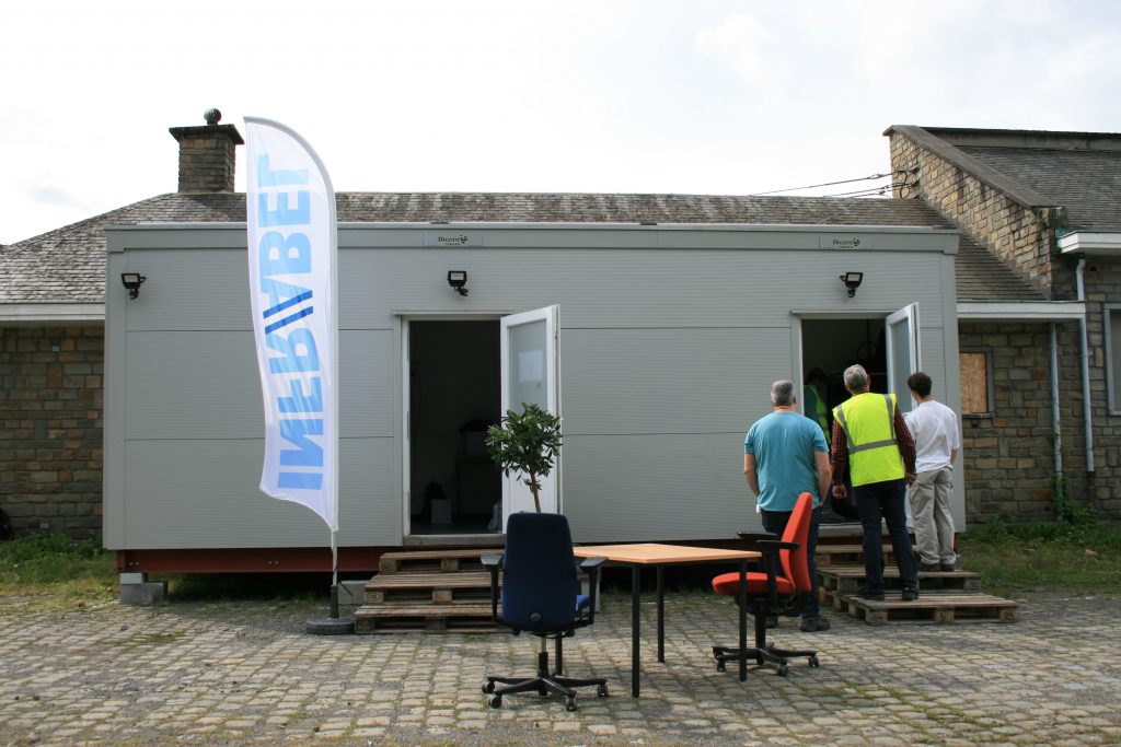 Infrabel ruste ICT-noodcontainer in voor door watersnood getroffen bewoners van Pepinster.