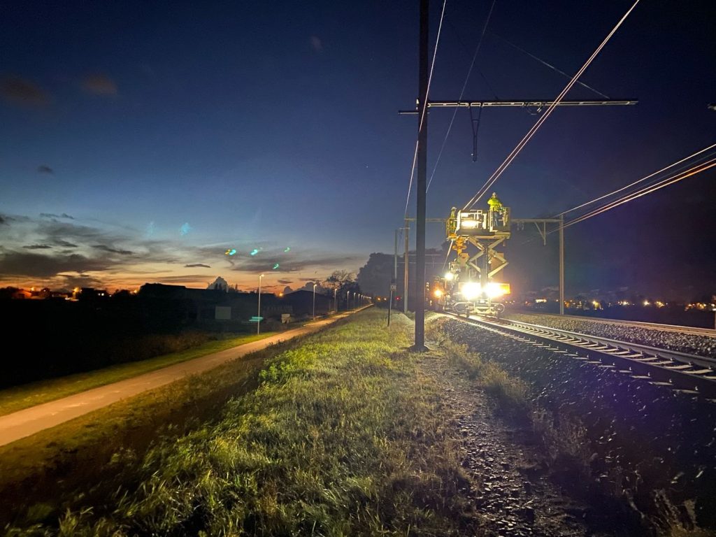 Mobix vervangt 14 kilometer bovenleiding in negen dagen