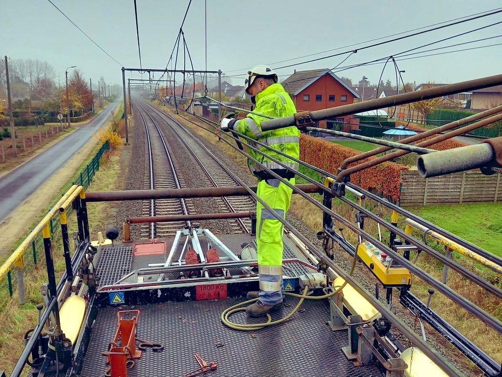 Herstellingen aan de bovenleiding te Harelbeke