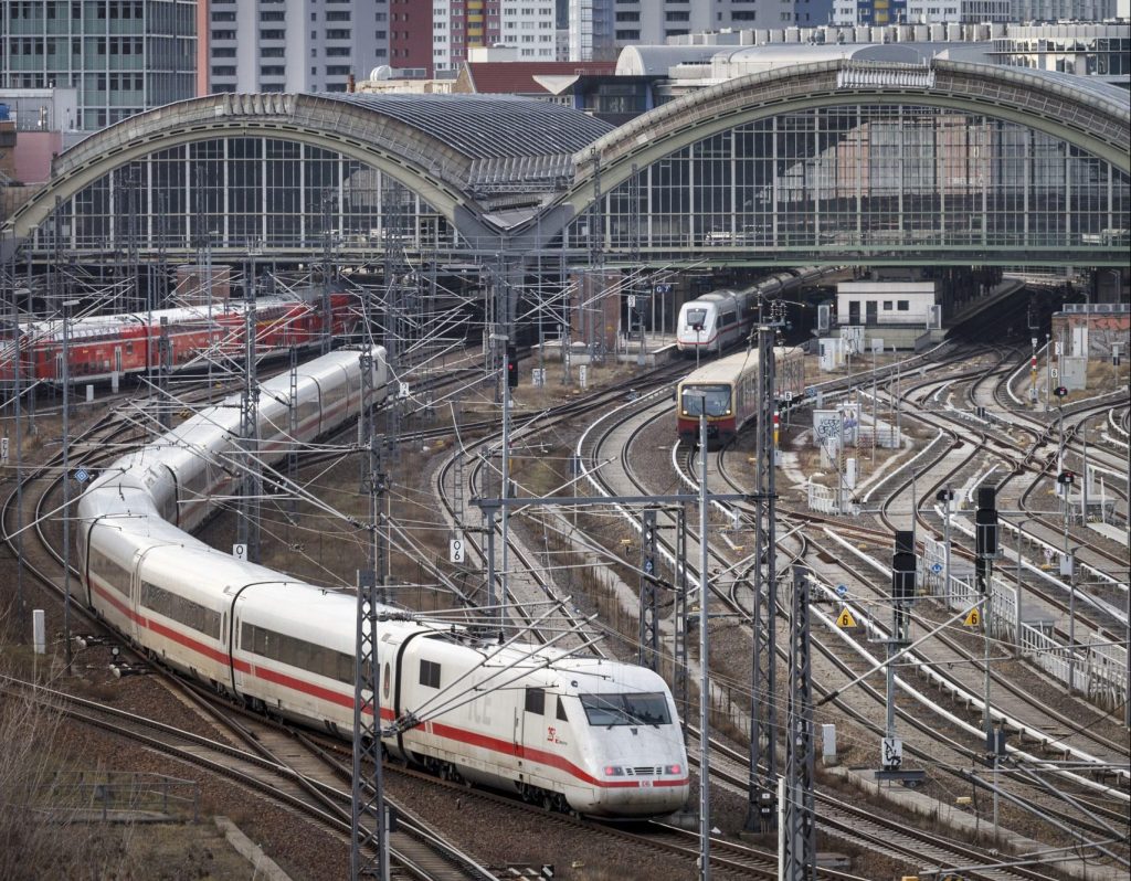 Train leaving Berlin statio, photo: Detusche Bahn