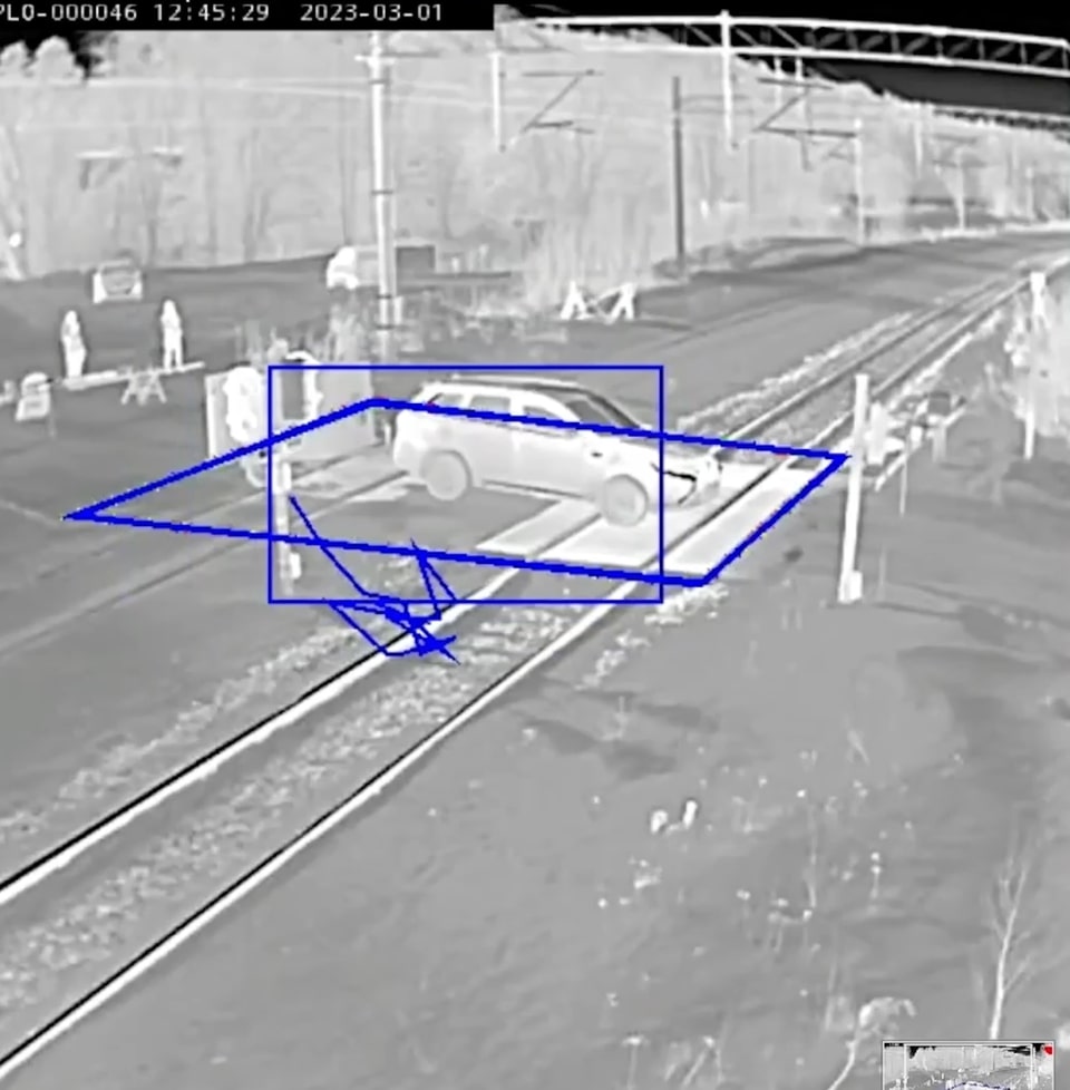 An AI camera analyses a car at a level crossing.