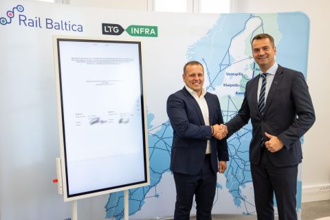 Head of Eurovia CZ’s Lithuanian branch Julius-Simkevicius shakes hands with Vytis Zalimas, CEO of LTG Infra.