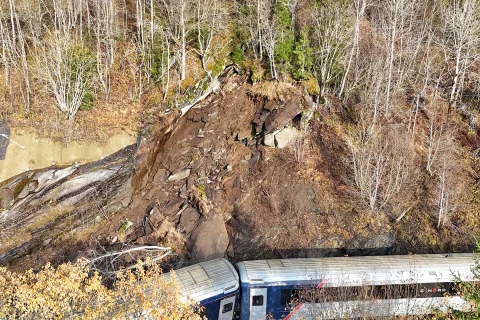 In the middle of the picture you can see the stone block that must be removed before the work to save the train set can begin.