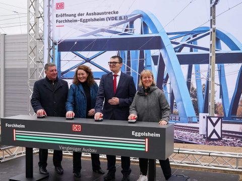 Symbolically opening the expanded route: Christian Bernreiter, Bavarian Minister of Transport; Ingrid Felipe, Board Member for Infrastructure Planning and Projects at DB InfraGO; Hartmut Höppner, Federal Ministry for Digital and Transport; Nicole Kumpfmüller-Böhm, Head of Technology VDE 8.1 Nuremberg-Bamberg at DB InfraGO 