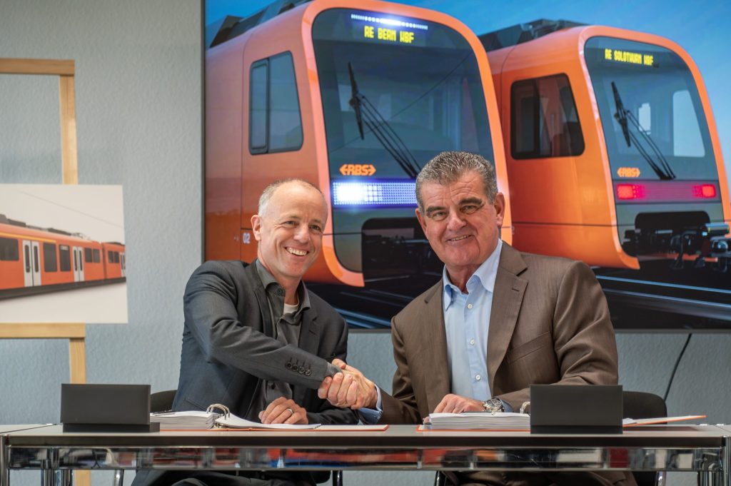 Fabian Schmid, Director RBS signed the contract with Peter Spuhler, Chairman of the Board of Directors of Stadler Rail in November.