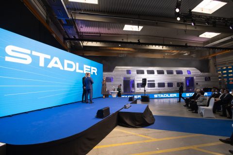 Péter Szijjártó, Minister for Foreign Affairs and Trade, and Peter Spuhler, CEO of Stadler unveil the new body.